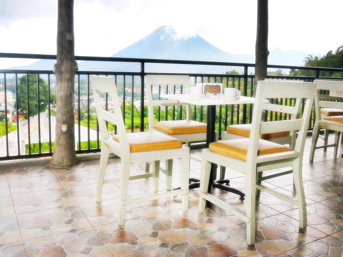 Leos Hotel Tomohon Exterior photo