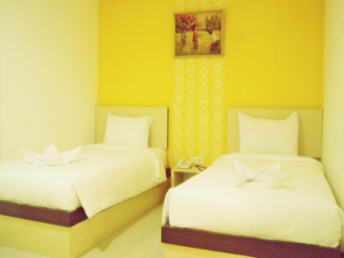 Leos Hotel Tomohon Exterior photo