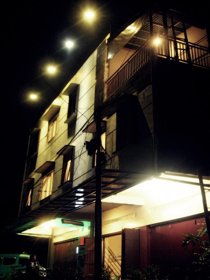 Leos Hotel Tomohon Exterior photo