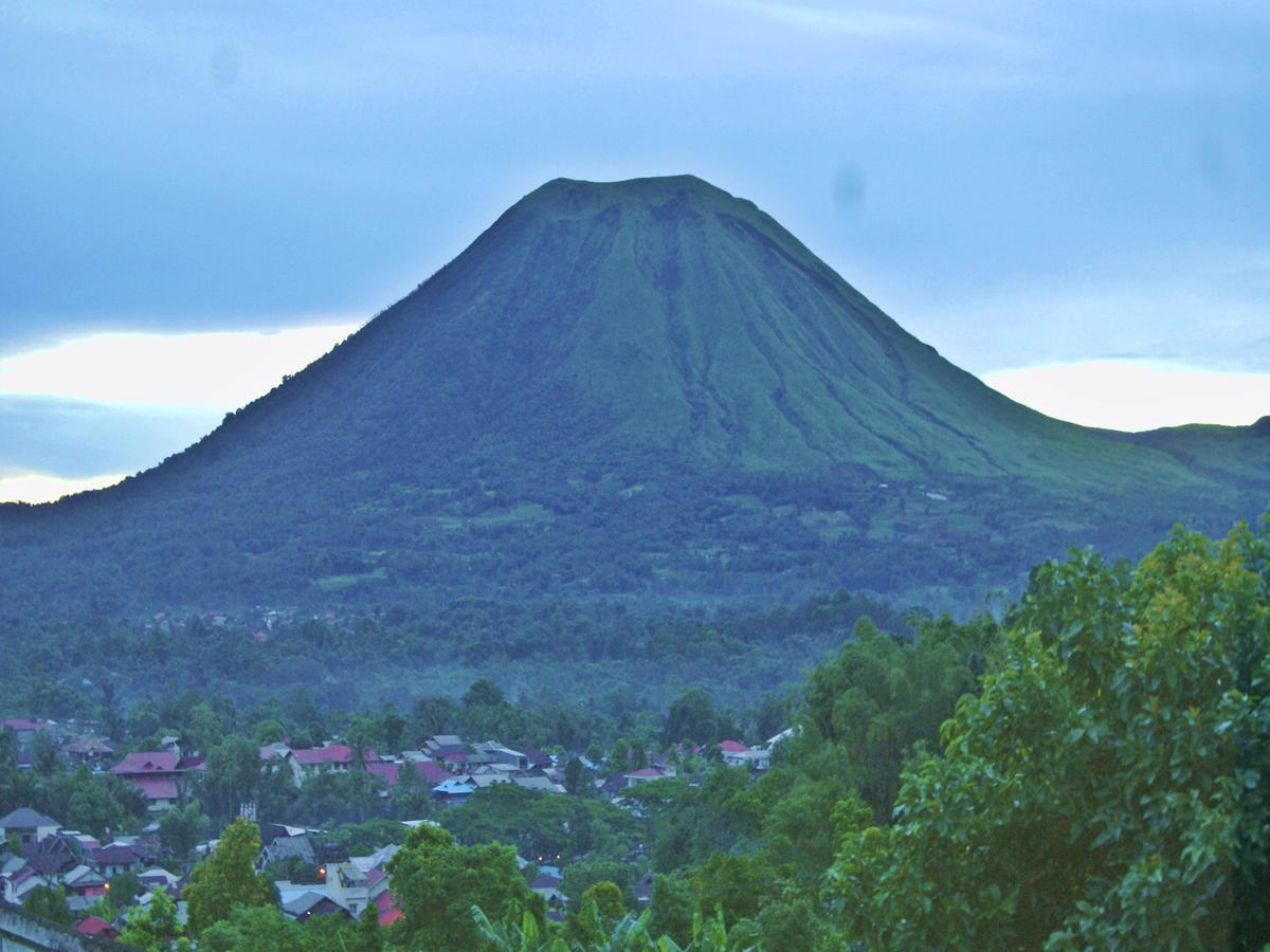 Leos Hotel Tomohon Exterior photo