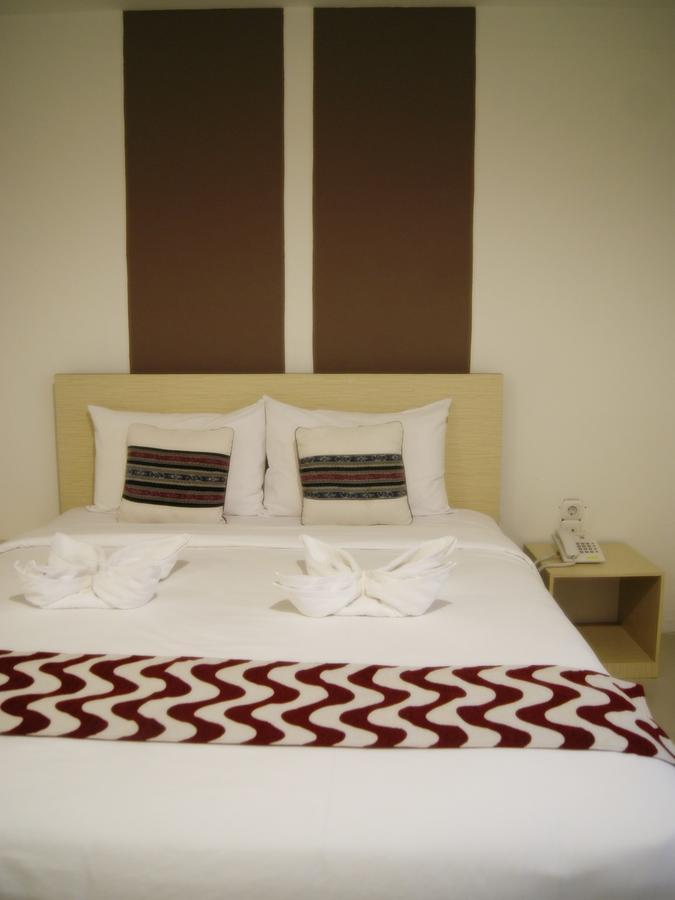 Leos Hotel Tomohon Exterior photo