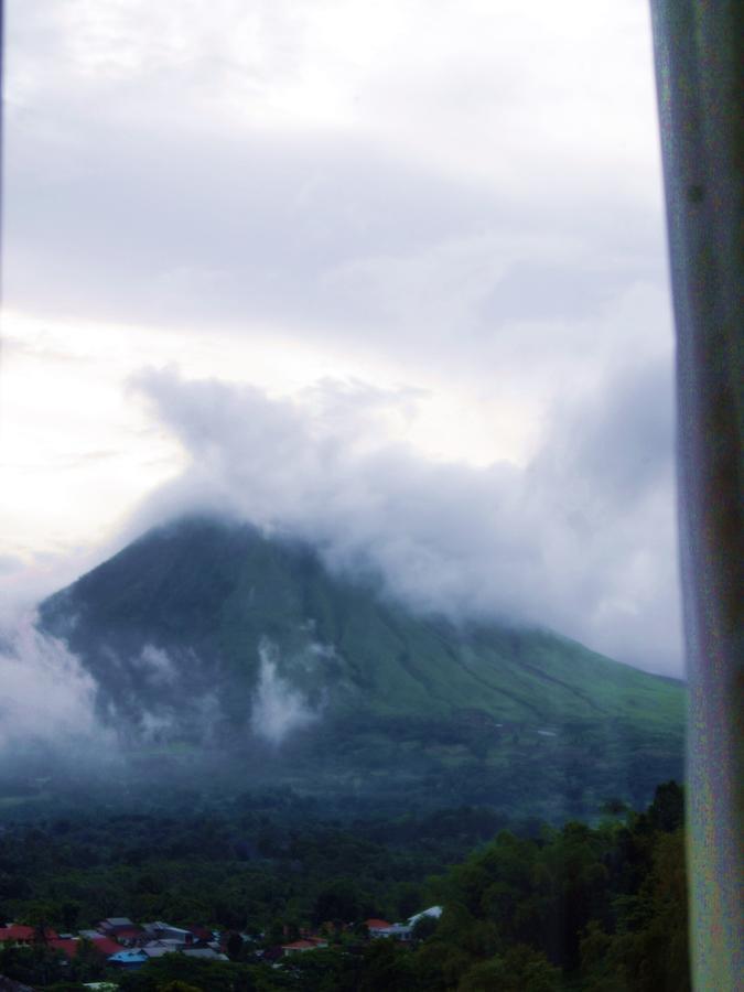 Leos Hotel Tomohon Exterior photo