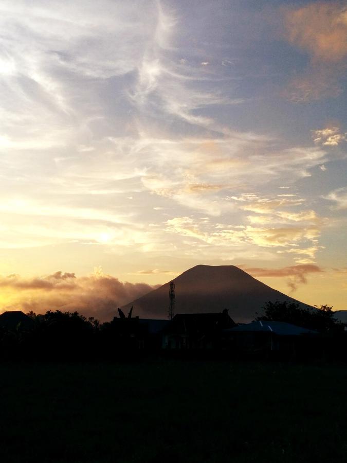 Leos Hotel Tomohon Exterior photo
